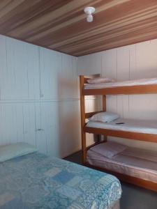 Giường trong phòng chung tại Chalé Márcio e Joelma