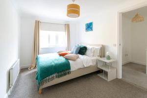 a bedroom with a bed and a window at Peaceful 2BR Retreat w Garden Near Oxford in Witney