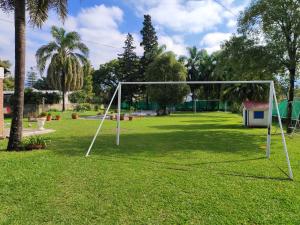 - un terrain de football avec un but dans un parc dans l'établissement PRINGLES 1740 Ámbar, à Yerba Buena