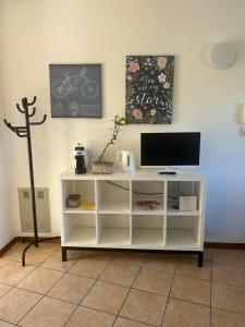 ガイオーレ・イン・キアンティにあるChianti casa con parcheggio auto Aida roomsのモニターとテレビが置かれた白い机
