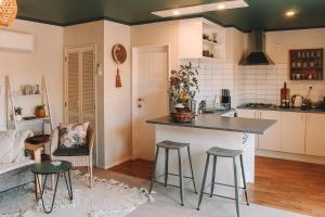 Kuchyň nebo kuchyňský kout v ubytování GARDEN HOUSE VILLA - Tasman, Nelson + 29 fotografií