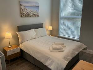 une chambre avec un lit avec des serviettes dessus dans l'établissement Dublin Studio Stay, à Dublin 15 autres photos