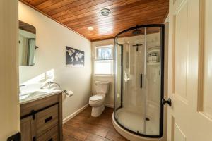 ein Badezimmer mit Dusche, Toilette und Waschbecken in der Unterkunft The Lake House in Uncasville + 40 Fotos
