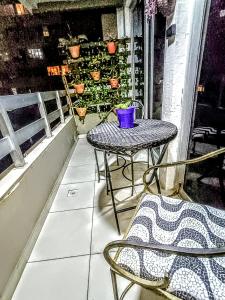 a small table and chairs on a balcony with a table and chairs at Apart Novidade do verao in Rio de Janeiro