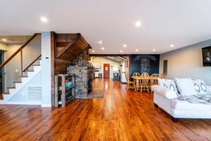 ein Wohnzimmer mit einer weißen Couch und einem Steinkamin in der Unterkunft The Lake House in Uncasville