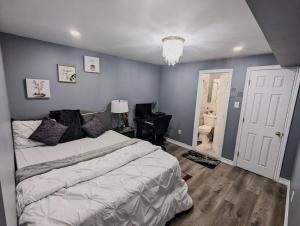 Un dormitorio con una cama grande y una pared azul. en Stunning-Luxury-Cozy Private Suite In Ajax, en Ajax 24 fotos más