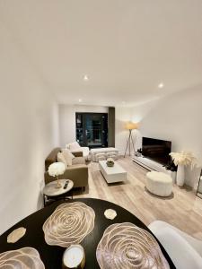 Una sala de estar con un sofá y una chimenea. en Digbeth Place - Birmingham City Centre, en Birmingham