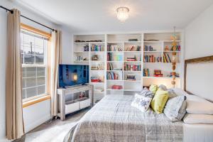 Postel nebo postele na pokoji v ubytování Ocean Front with Hot Tub, Dog Friendly! Beach Time + 22 fotografií