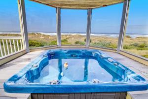 Bazén v ubytování Ocean Front with Hot Tub, Dog Friendly! Beach Time nebo v jeho okolí