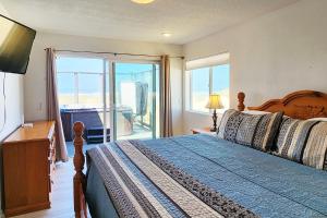 Postel nebo postele na pokoji v ubytování Ocean Front on the Beach! Dog Friendly! Beachside Bliss