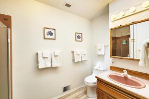 Koupelna v ubytování Ocean Front on the Beach! Dog Friendly! Beachside Bliss + 19 fotografií