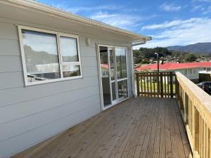 una veranda di una casa con terrazza in legno di Charming Home a Lower Hutt