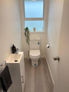 un bagno con wc e finestra di Charming Home a Lower Hutt Altre 29 foto