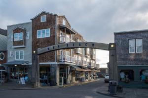 a street with a sign that reads unhappyeatheast at Nye Beach Ocean Front Condo! Ocean Memories in Newport +15 photos