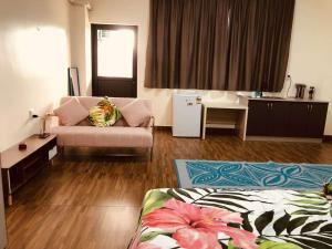 VaiteleにあるSamoa FINAU 685 Accomodationsのソファとテーブルのあるリビングルーム