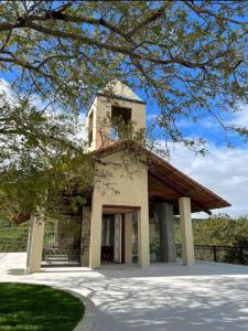 a building with a tower on top of it at FLAT NO CONDOMÍNIO MONTE CASTELO MODULO 1 TÉRREO GRAVATÁ - Pe in Sairé