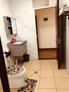 un baño con inodoro y lavabo en Samoa FINAU 685 Accomodations, en Vaitele
