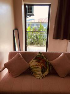 almohada en la parte superior de un sofá con ventana en Samoa FINAU 685 Accomodations, en Vaitele 7 fotos más