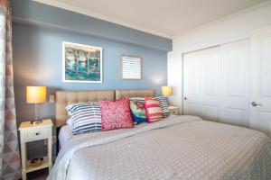 Ένα ή περισσότερα κρεβάτια σε δωμάτιο στο Ocean Front with Spectacular Views! Beach, Please!