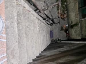 a stone wall in a building with a concrete floor at Suíte Aconchego Soure in Soure