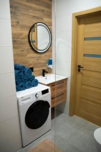 a washing machine in a bathroom with a mirror at Rynek Centrum Katowice in Katowice
