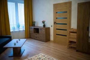 a living room with a table and a wooden door at Rynek Centrum Katowice in Katowice