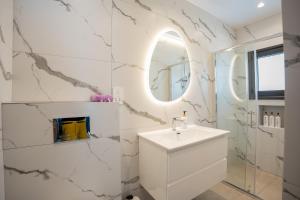 Et badeværelse på Raise Cityscape Limassol Suites + 38 billeder