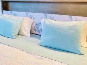 ホノルルにあるWaikiki High-rise sea view free parkingのベッドの上に座った枕2つ +10枚の写真