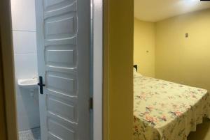 Ένα ή περισσότερα κρεβάτια σε δωμάτιο στο Suíte Casal Confort