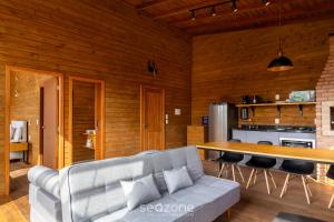 un salon avec un canapé et une table dans l'établissement Cabana c/ vista e jacuzzi Serra Catarinense VST025, à São Paulo dos Pinhais
