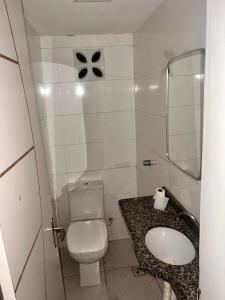 un piccolo bagno con un water e un lavandino di COP30 - Casa com 3 quartos para alugar a Belém Altre 2 foto