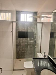 un bagno con doccia, wc e lavandino di COP30 - Casa com 3 quartos para alugar a Belém
