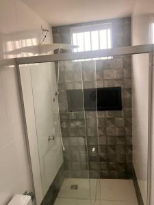 una doccia con una porta in vetro in un bagno di COP30 - Casa com 3 quartos para alugar a Belém
