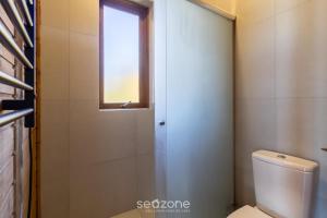 une salle de bain avec toilettes et fenêtre dans l'établissement Cabana com vista panorâmica e jacuzzi VST022, à São Paulo dos Pinhais 26 autres photos