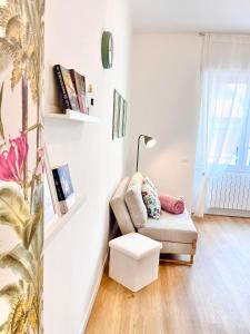 ベルガモにあるCharming Stay Bergamo City Centerのリビングルーム(椅子、ランプ付)