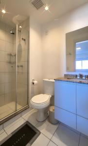 Ένα μπάνιο στο Incrível apto com infra de Clube no 4 Distrito!