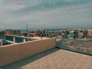 Una vista de una ciudad desde el tejado de un edificio. en Imsouane blue wave, en Imsouane