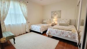 Ένα ή περισσότερα κρεβάτια σε δωμάτιο στο New In City Comfort Condo Getaway +15 φωτογραφίες