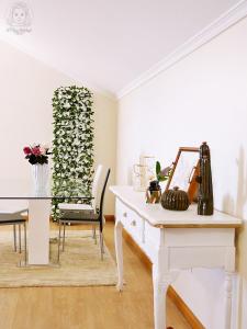a white piano in a dining room with a ivy wall at Dª Xica Holidays in Santa Cruz