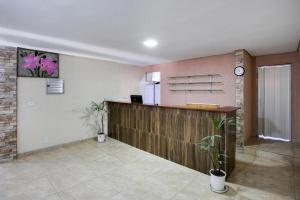 a lobby with a reception desk in a building at Hotel Santo Amaro - 700 m do Metrô Largo Treze, 13 Min do Autódromo de Interlagos e 7 Min do Transamérica Expo Center in Sao Paulo +22 photos