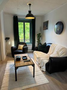 2 Bedroom Apartment - Close to Disney - Fully Equipped في كوبفراي: غرفة معيشة مع أريكة وطاولة قهوة