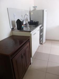 Santa InêsにあるApto por temporadaのシンクと冷蔵庫のある小さなキッチン