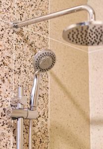 eine Dusche mit Duschkopf in einem Badezimmer in der Unterkunft New and Cozy Georgetown Studio in George Town