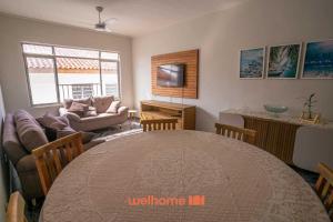 a living room with a table and a couch at Apartamento Peruibe Beira Mar Perto do Centro in Peruíbe