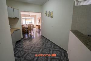 a hallway with a kitchen and a dining room at Apartamento Peruibe Beira Mar Perto do Centro in Peruíbe