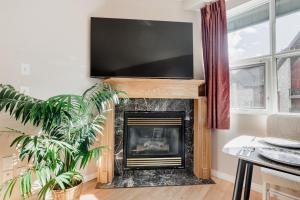 TV a/nebo společenská místnost v ubytování Cozy Canmore 2-Bedroom Retreat