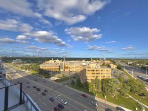 Luftblick auf eine Stadt mit Autobahn in der Unterkunft Paradise - 2 Bedroom modern, cozy and luxury living in Mississauga