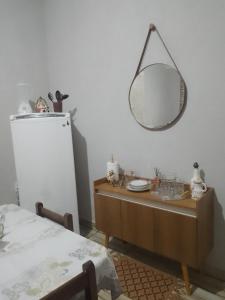 una stanza con un comò con uno specchio sul muro di Cantinho do sossego a Socorro