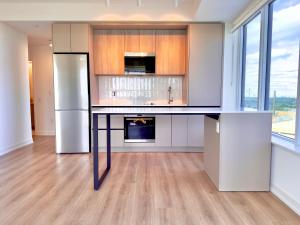 eine Küche mit einer Theke und einem Kühlschrank in der Unterkunft Paradise - 2 Bedroom modern, cozy and luxury living in Mississauga