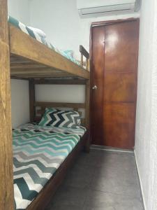 - une chambre avec 2 lits superposés et une porte dans l'établissement Cartagena Hostel, à Carthagène des Indes